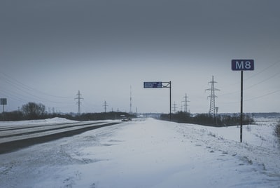 雪地上的黑白路标